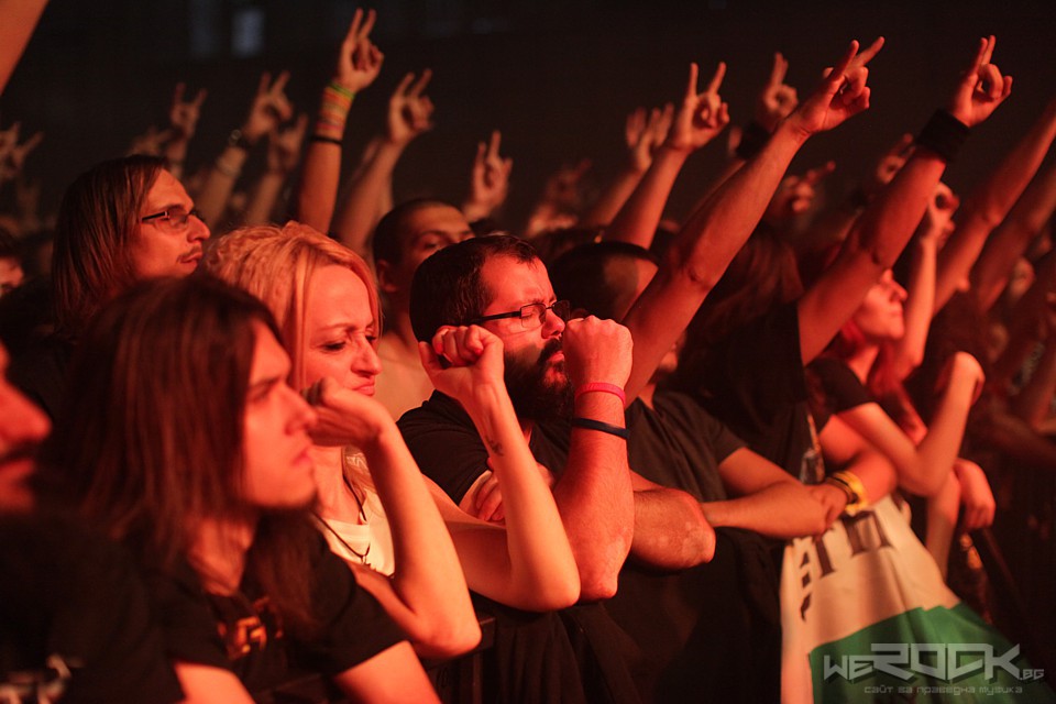 metal crowd