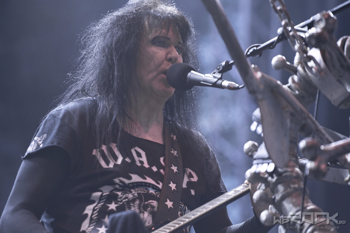 blackie lawless seated on stage