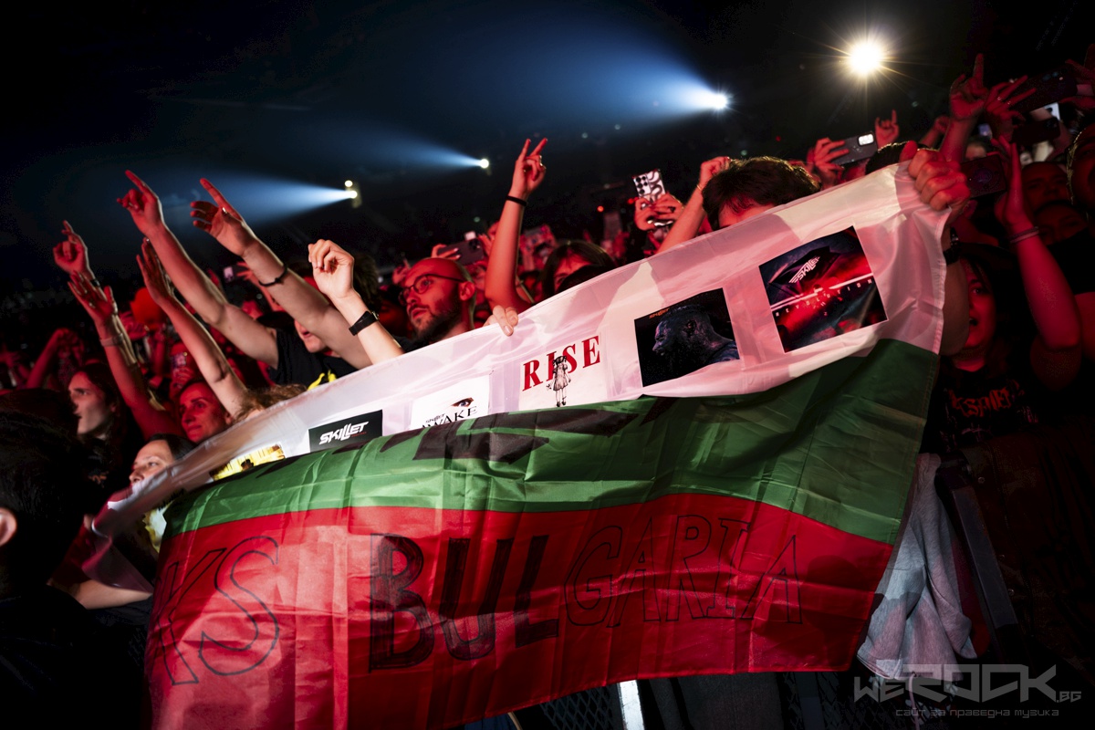 skillet live fans
