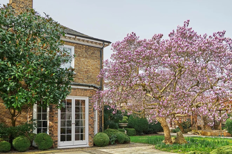 garden lounge - freddie mercury london home