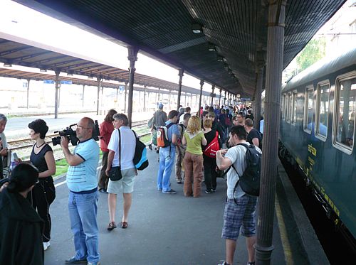 Фенове на AC/DC и журналисти пристигат в Белград с българския 'Kavarna Rock 'N Roll Train'