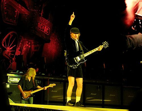 Angus Young отново тръгва по пътеката, която ще го отведе до средата на стадиона