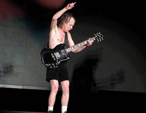 Angus Young по време на вихреното си соло в 'Let There Be Rock'
